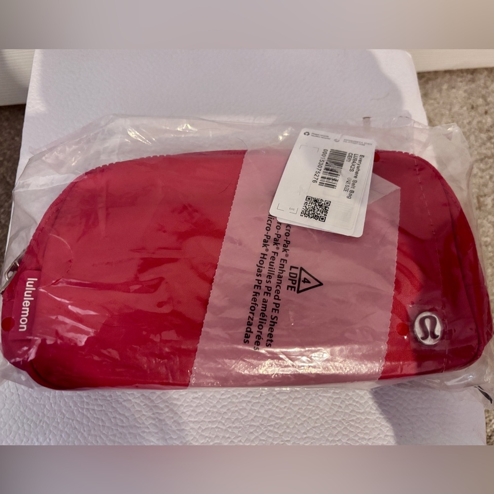 Lululemon EveryWhere Belt Bag 1L Cherry Mist - Picture 3 of 5